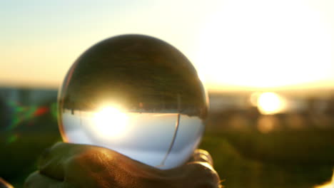 Mujer-Con-Esfera-De-Cristal-Haciendo-Malabarismos