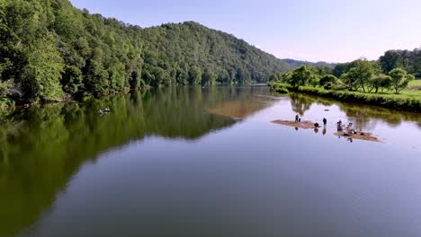 Niedrige-Luftaufnahme-über-Dem-New-River-In-Der-Nähe-Von-Fries,-Virginia