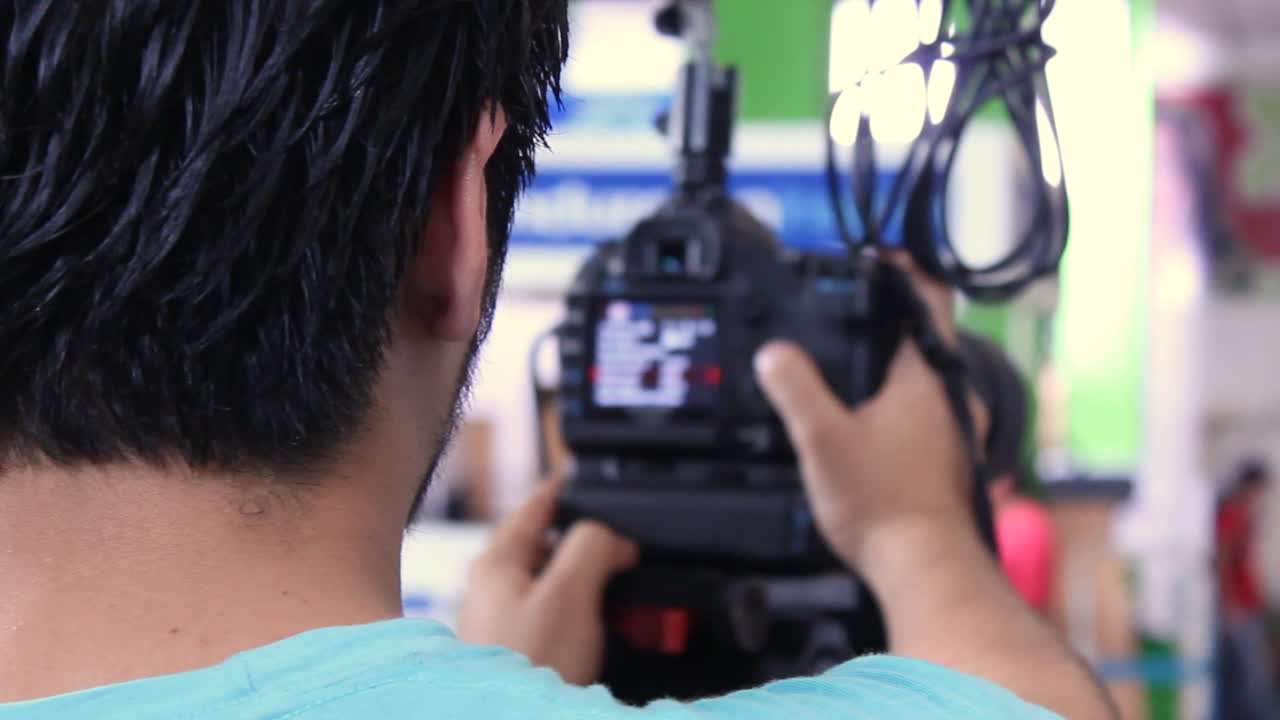 젊은이가 dslr 카메라 메뉴 옵션을 설정하고 있습니다.