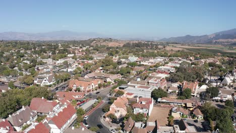 Amplia-Toma-Aérea-Panorámica-Del-Exclusivo-Pueblo-Danés-De-Solvang-En-El-Centro-De-California