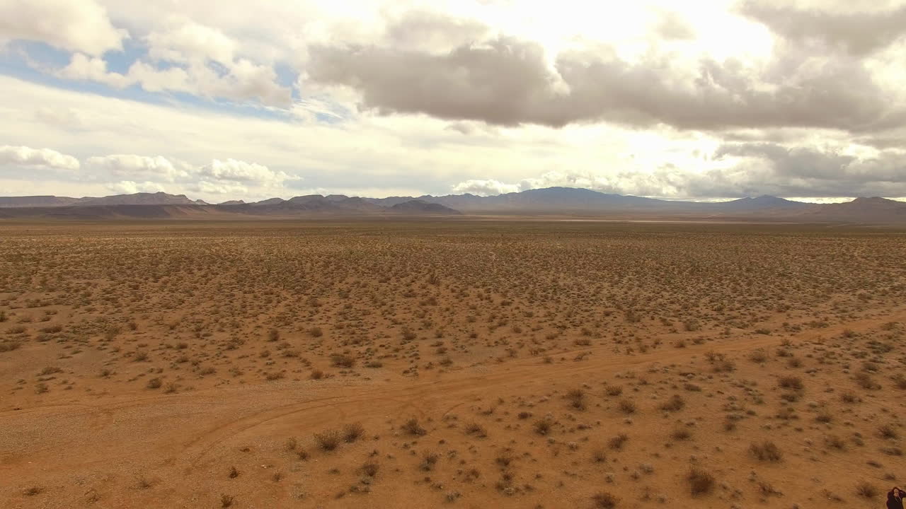 라스베가스 근처의 네바다 사막에 있는 ugo rondinone의 7개 산 예술 설치 위로 공중 촬영