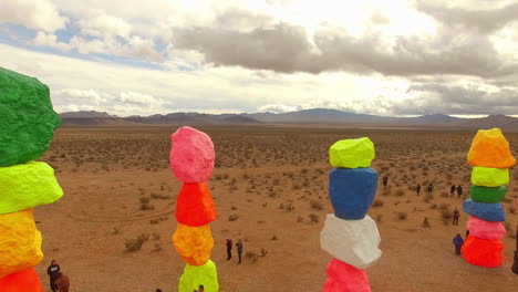 Toma-Aérea-Sobre-La-Instalación-De-Arte-De-Siete-Montañas-Por-Ugo-Rondinone-En-El-Desierto-De-Nevada,-Cerca-De-Las-Vegas.