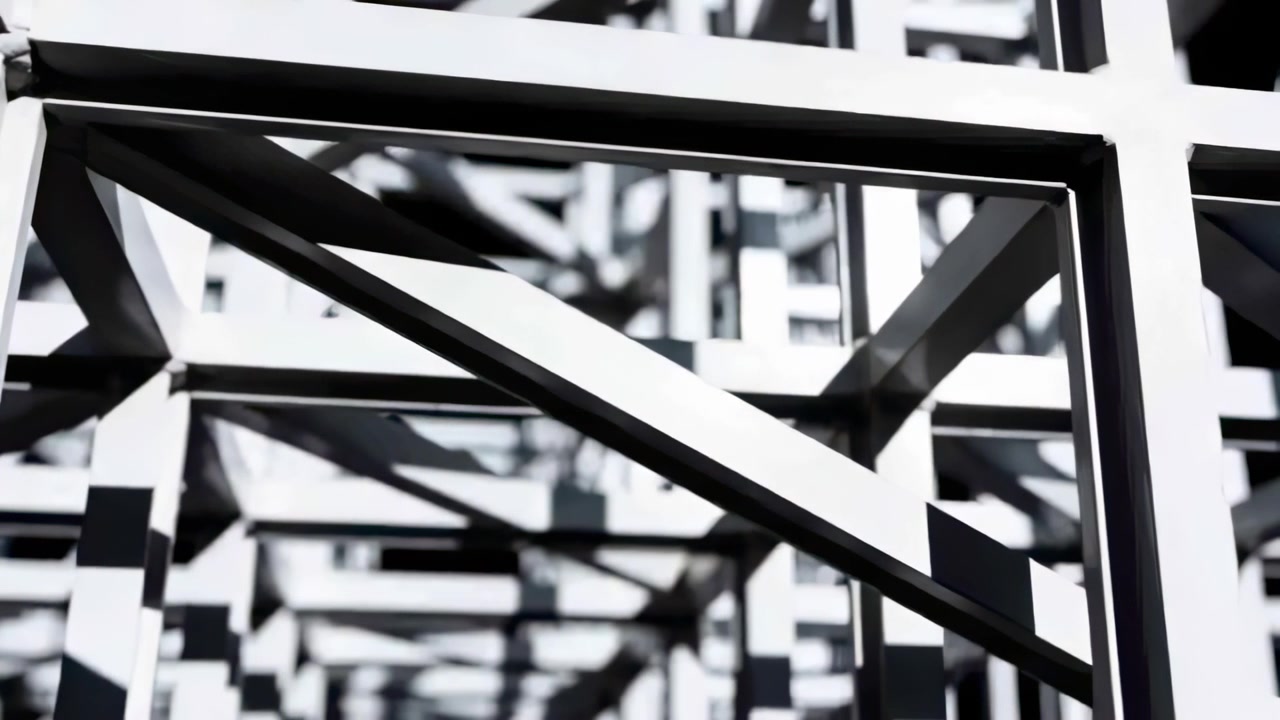 Telecamera in movimento che si spinge attraverso una griglia metallica in un impianto, mostrando un rinforzo angolato e ombre, aggiungendo profondità.