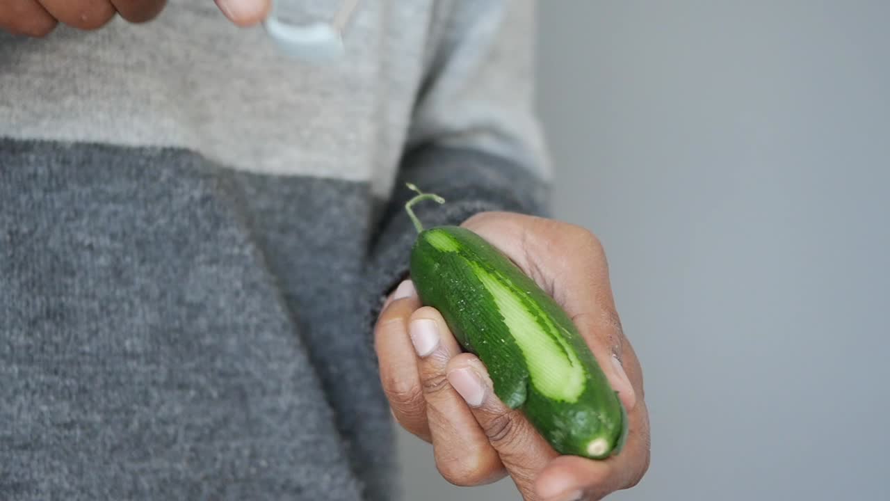 사탕수수 질을 벗기는 것