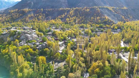 Profilansicht-Der-Stadt-Skardu-Mit-Türkisfarbenem-Fluss-Daneben-In-Pakistan