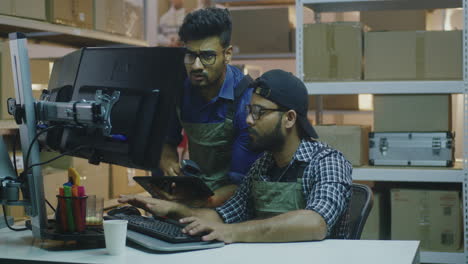 equipo de almacén comprobando el inventario