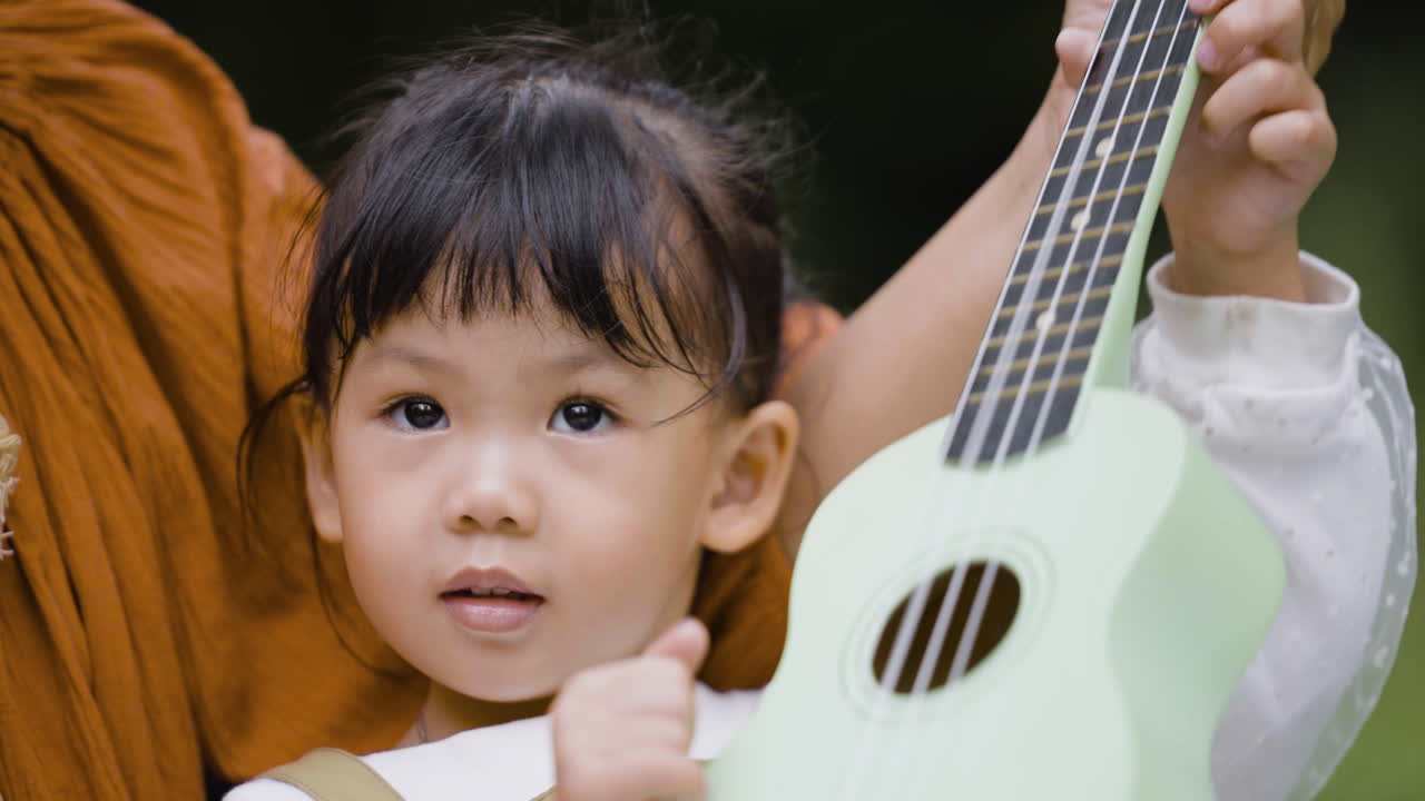 공원에 있는 엄마와 딸