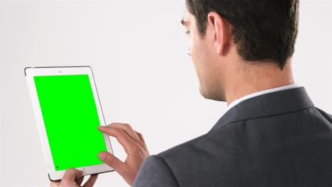 hombre de negocios usando una tableta digital