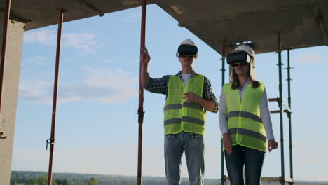 los principales ingenieros de la fábrica que llevan auriculares vr diseñan el edificio que está en el sitio de construcción. aplicaciones de realidad mixta virtual