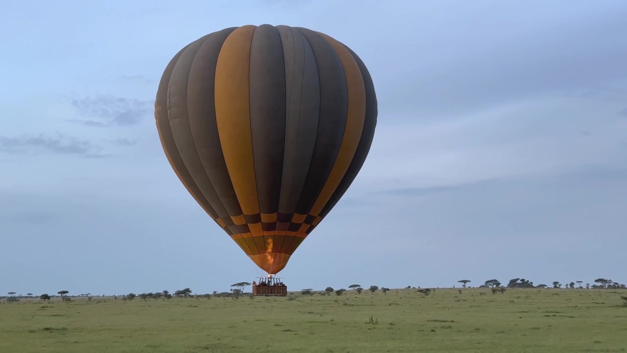 Una mongolfiera pochi secondi dopo il decollo nel Parco Nazionale del Serengeti, Tanzania
