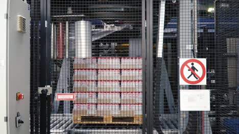 proceso de envasado automatizado en una instalación de fabricación de alimentos