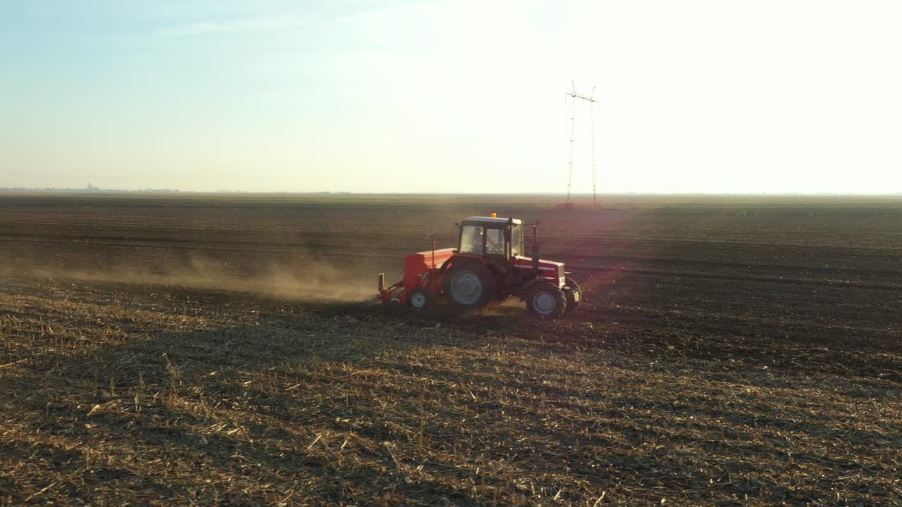 도리 도 (dolly orbit) 는 농경지, 농경지 위에 씨기를 끌고 다니는 트랙터의 상공 도입니다.