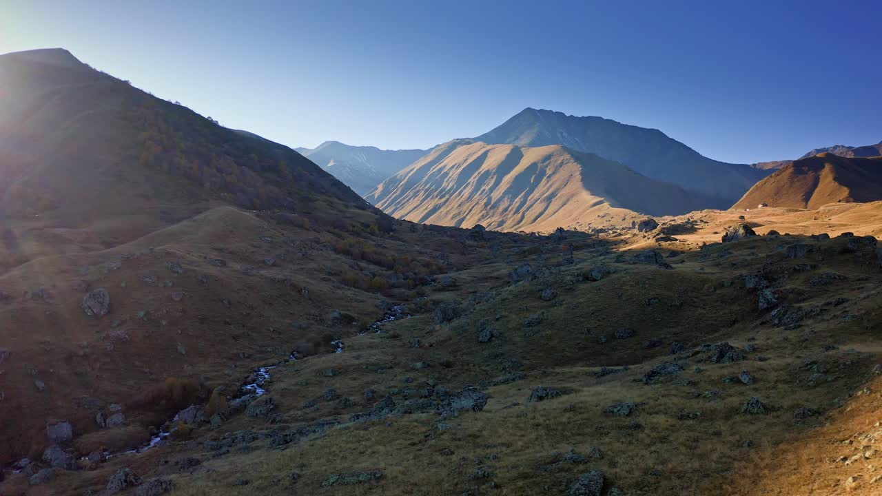 vista panorámica de las colinas y laderas de las montañas del cáucaso al sol, región de tusheti, georgia