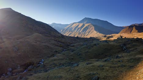 Vista-Panorámica-De-Colinas-Y-Laderas-De-Las-Montañas-Del-Cáucaso-Bajo-El-Sol,-Región-De-Tusheti,-Georgia.