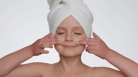 Encantadora-Niña-Aplicando-Crema-Facial-Hidratante-Limpiadora,-Cosméticos-De-Crema-Natural-Para-El-Cuidado-De-La-Piel