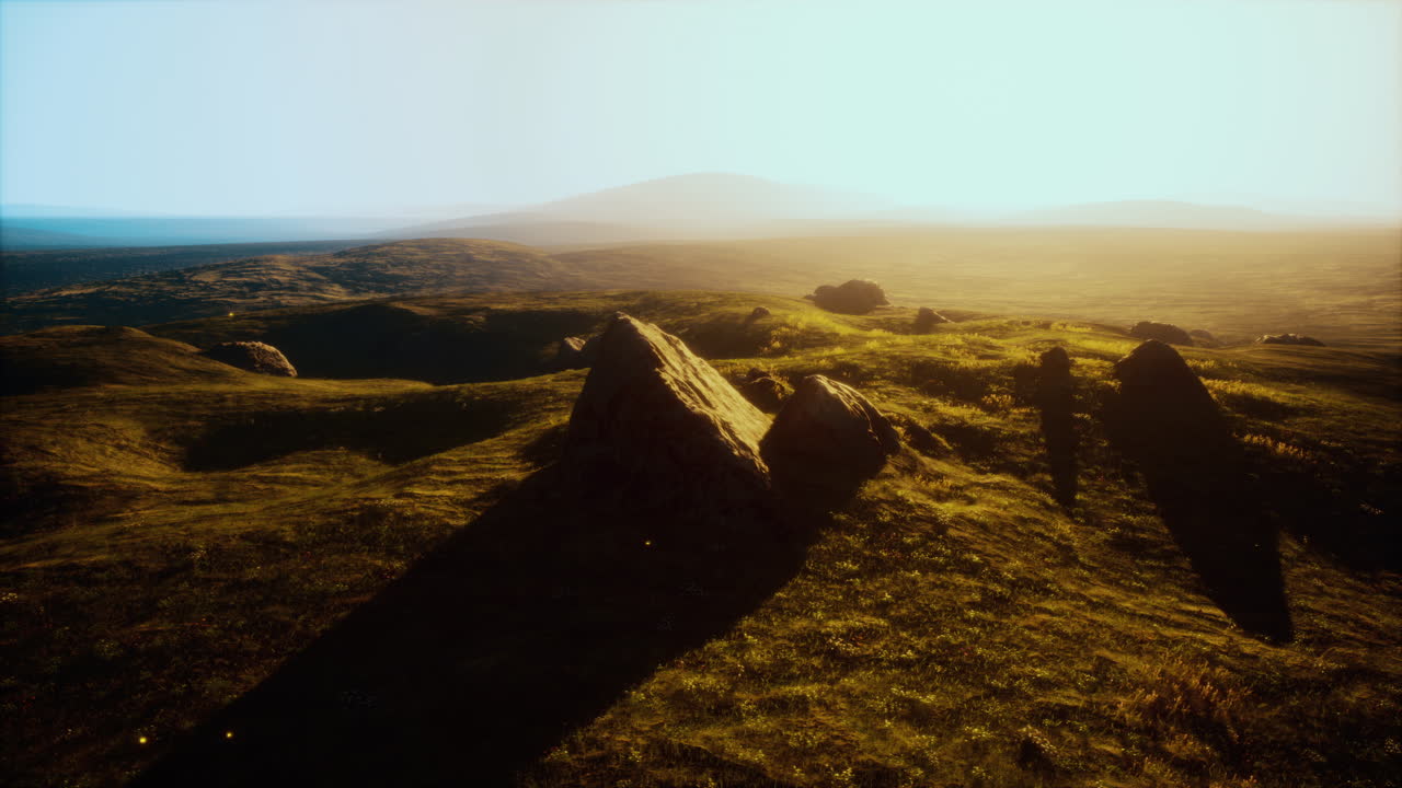 해가 지는 아름다운 산악 풍경