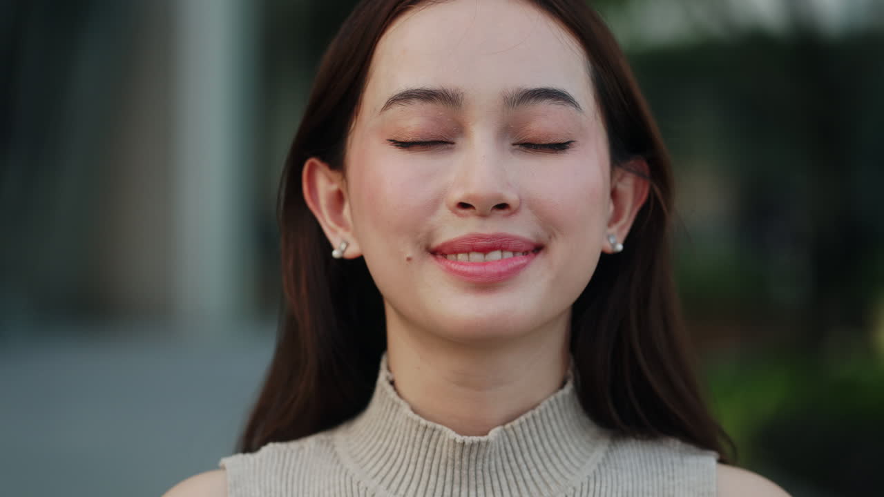Wanita Muda Bahagia Melepas Masker Wajah dan Tersenyum