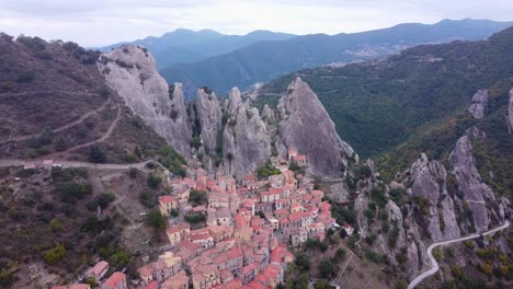 Pueblo-De-Montaña-De-Castelmezzano-En-La-Región-De-Basilicata,-Sur-De-Italia---Vista-Aérea-De-Drones-De-La-Pequeña-Ciudad-Y-Rocas