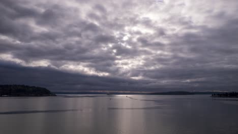 Un-Barco-De-La-Guardia-Costera-Pasa-Mientras-Las-Nubes-De-Capa-Marina-Baja-Se-Extienden,-Hiperlapso-Aéreo