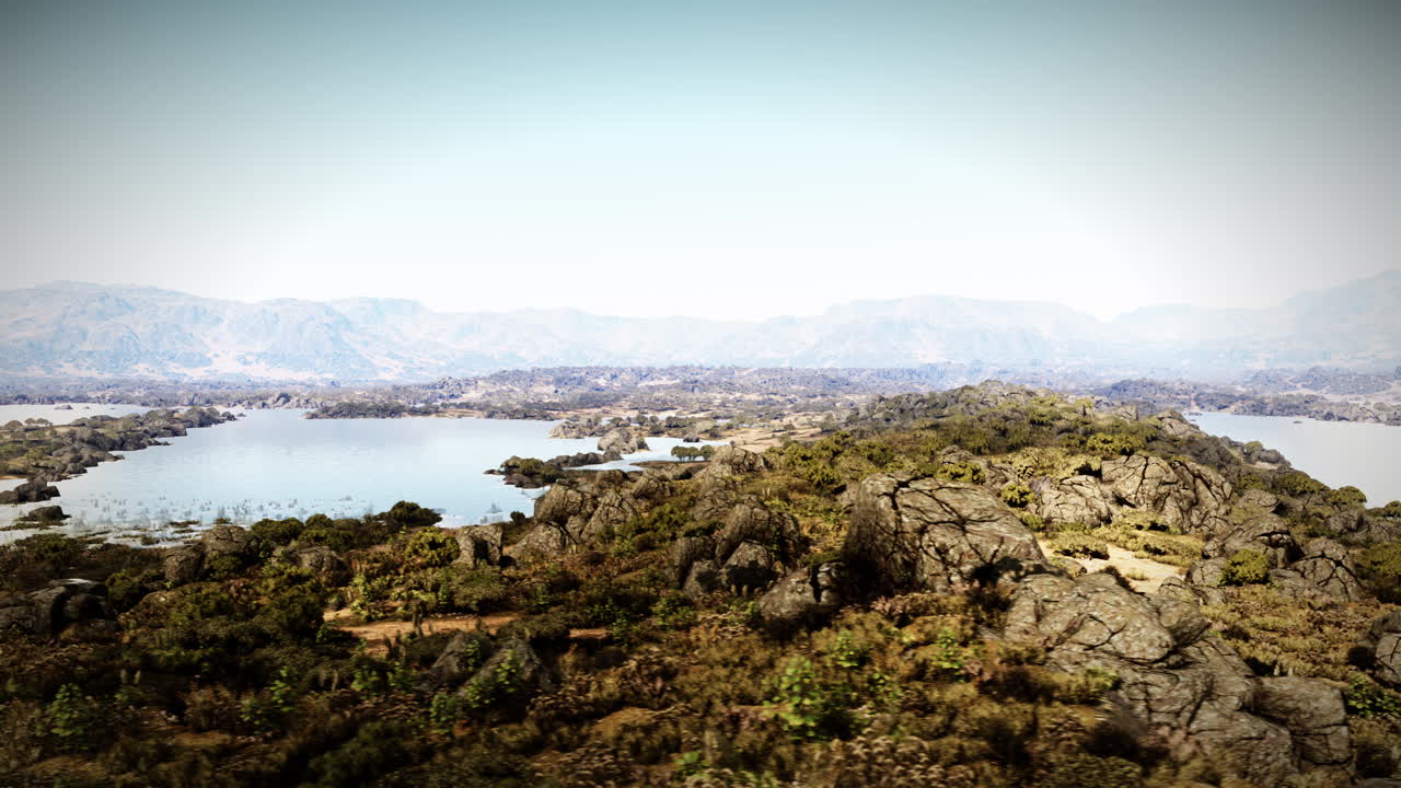 una vista panorámica de un lago y montañas