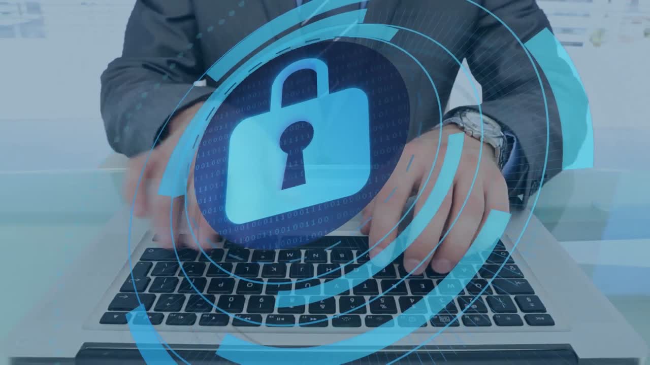 animación de un candado digital en círculos sobre un hombre caucásico escribiendo en una computadora portátil.