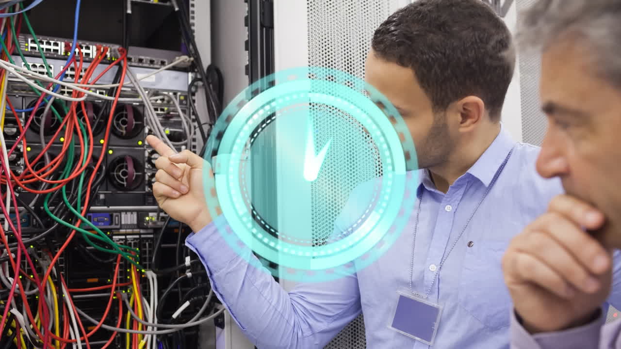 animación del reloj que se mueve sobre los trabajadores caucásicos que inspeccionan la sala del servidor