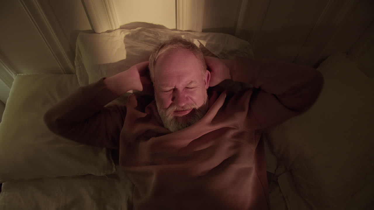 잠을 자려고 노력하는 노인