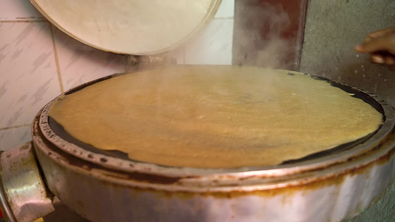proceso de cocción del pan injera tradicional etíope, etiopía