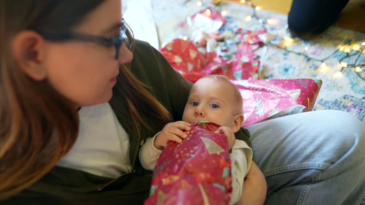 엄마와 아기가 크리스마스 선물을 열고