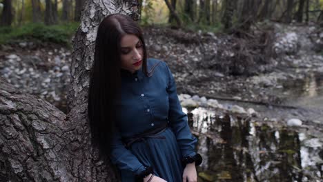 Retrato-De-Una-Hermosa-Mujer-Gótica-Posando-En-El-Bosque