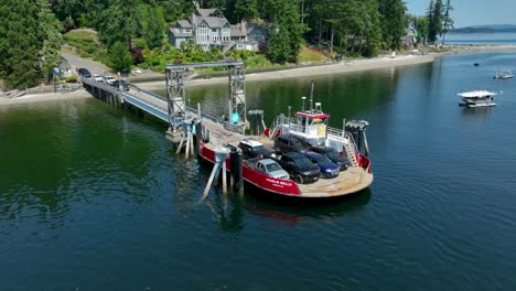 Luftaufnahme-Von-Booten,-Die-Auf-Die-Private-Fähre-Von-Herron-Island-Verladen-Werden