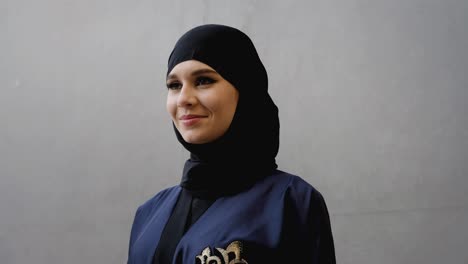 primer plano de una mujer en hijab abaya en un lugar de negocios al aire libre, con su propio reflejo vistiendo ropa tradicional de mujer