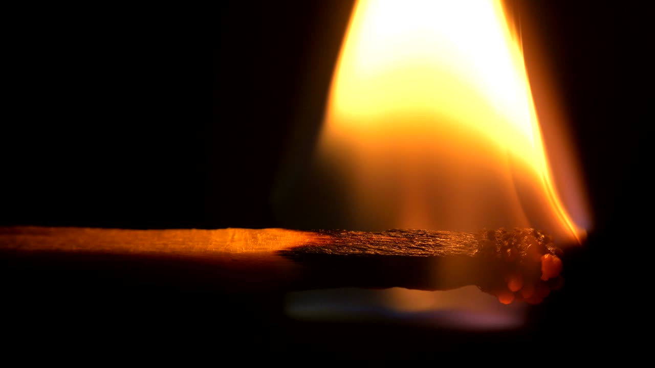 화염과 불꽃, 안전 매치, 검은색 배경의 클로즈업.