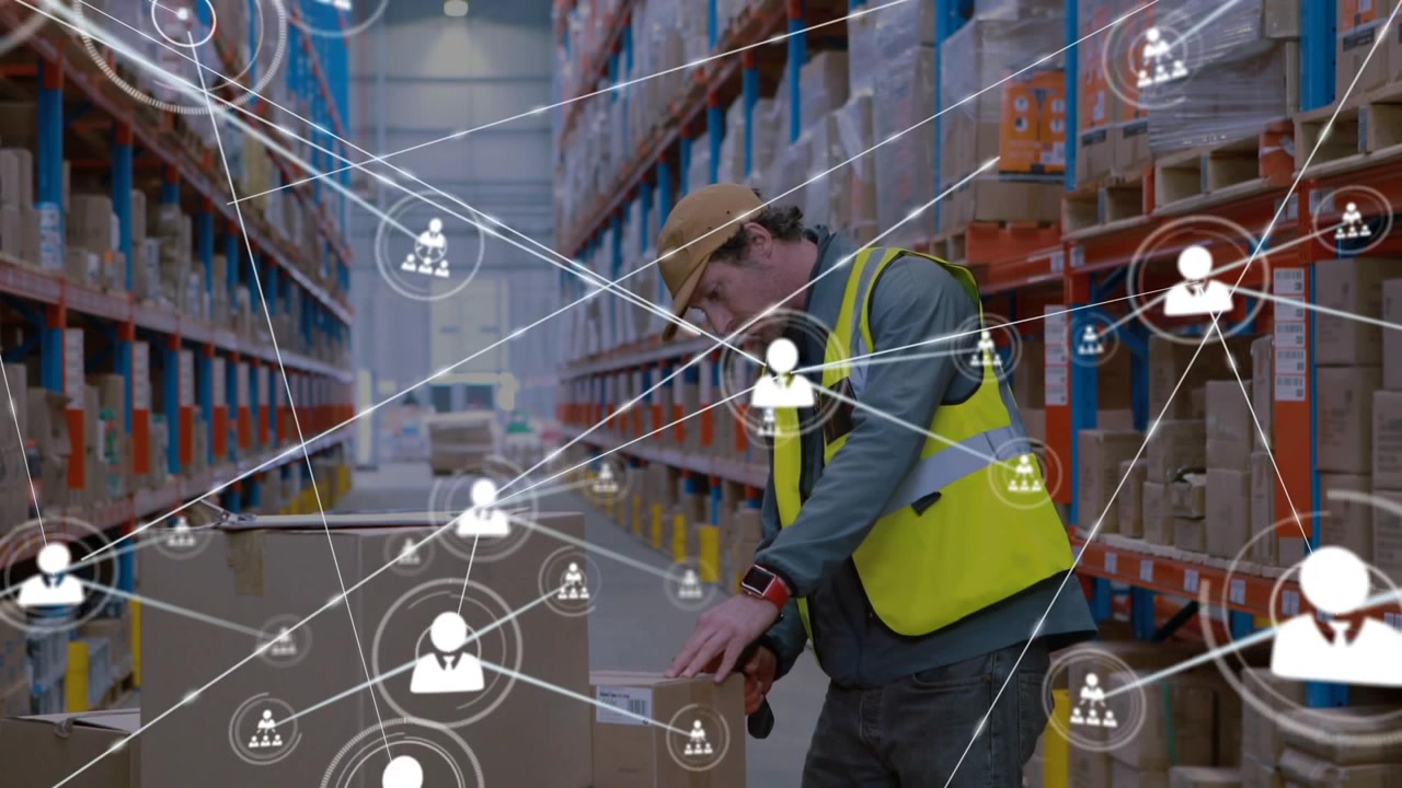 Addetto alla logistica che impila scatole, attivando una rete al polso che si irradia attraverso il corridoio, mentre controlla le etichette.