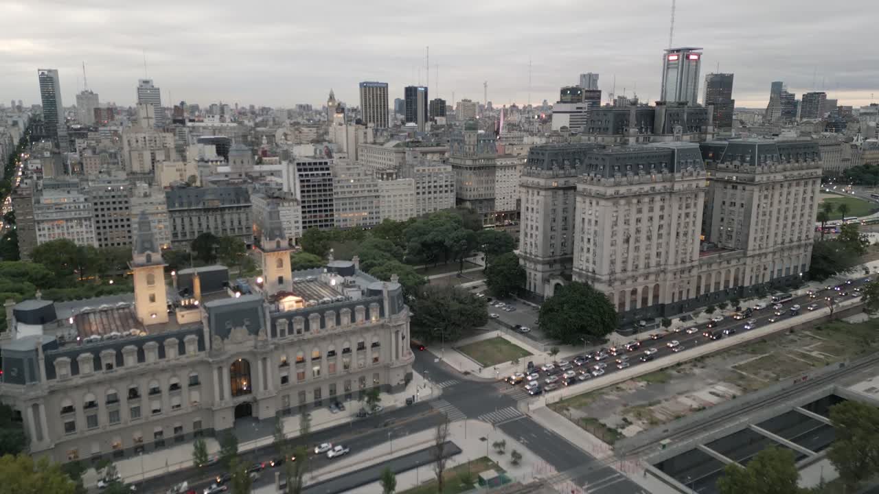 drone aéreo vuela sobre el paisaje urbano de buenos aires ciudad argentina en puerto madero arquitectura tradicional
