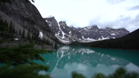 Hermosa-Toma-En-Cámara-Lenta-Del-Lago-Moraine-En-Las-Montañas-Rocosas-Canadienses-En-Canadá