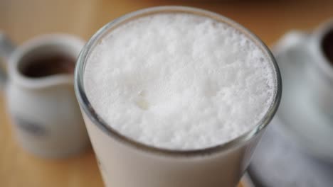 primer plano de un café con leche