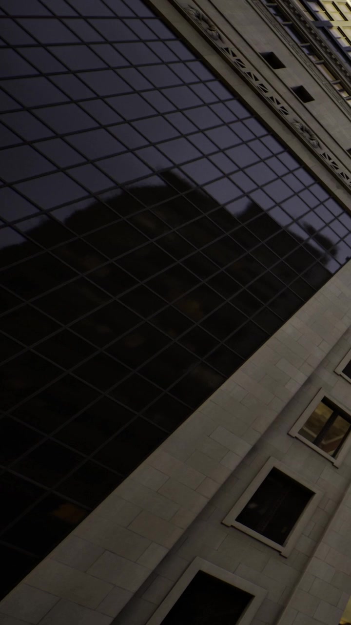 Edificios reflejan la luz en un área urbana durante las horas de la tarde en la ciudad
