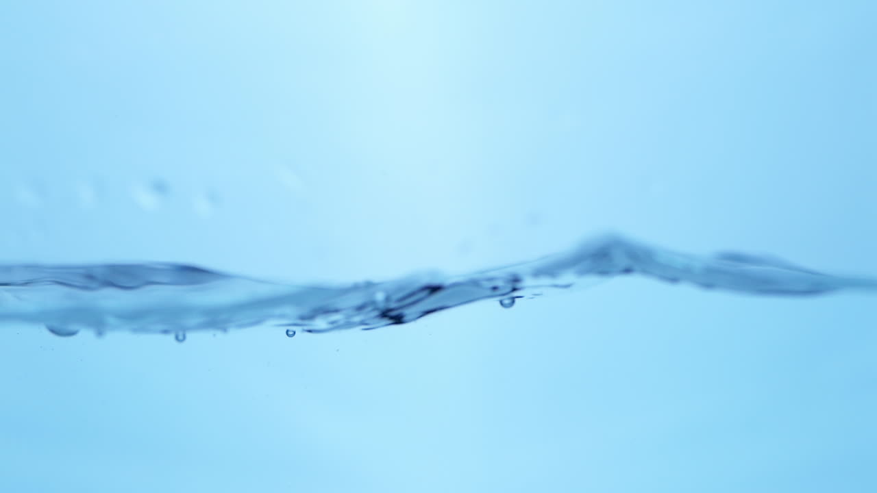 물의 물결은 천천히 흐르고, 투명한 거품이 올라와 터져 깨함과 활력을 상징합니다.