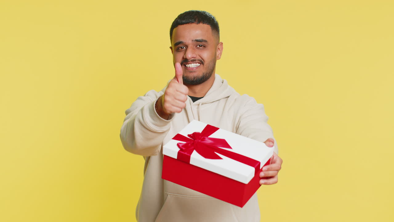웃는 남자가 생일 선물을 선물하는 선물 상자 손을 펴고 프로모션 할인 판매