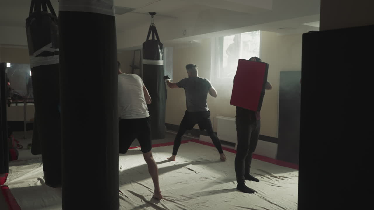 스포츠 클럽에서 부이로 운동하는 운동선수, 프로 박스 선수, 팀 운동, 운동장, 느린 동작, 건강한 여가 및 활동