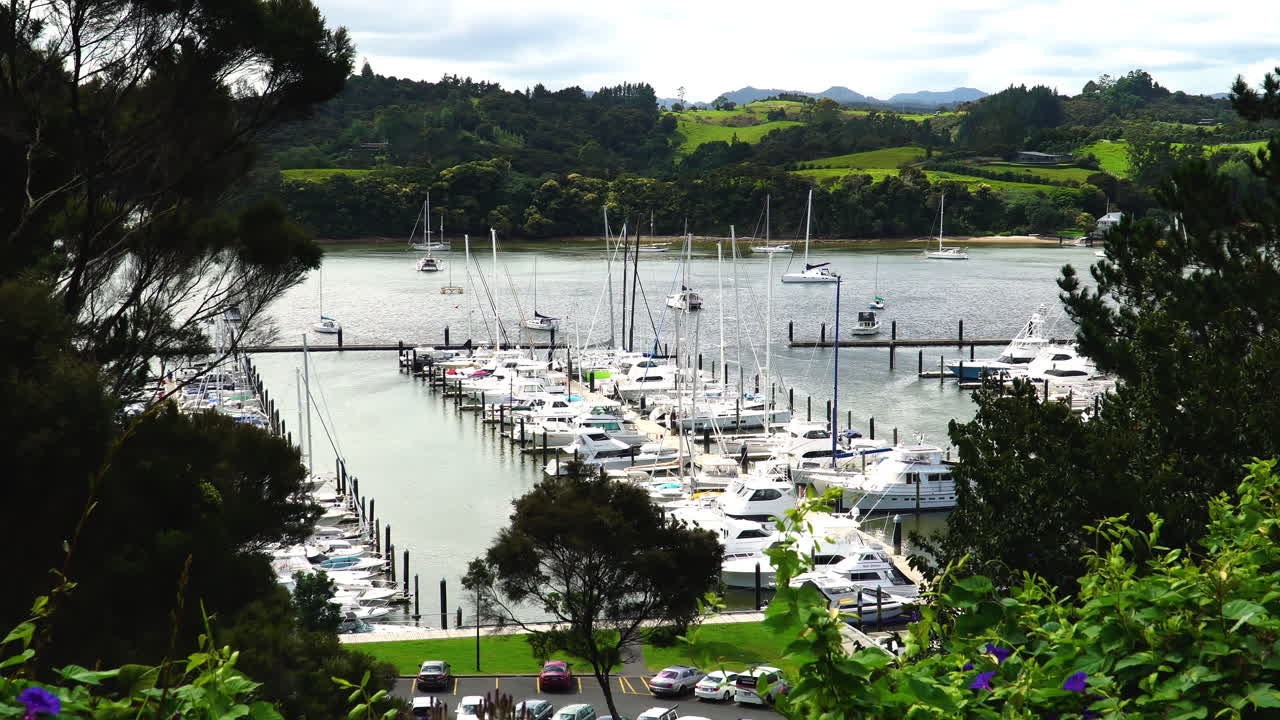 아름다운 여름날 픽톤 요트 부두, 우리의 시야를 확대