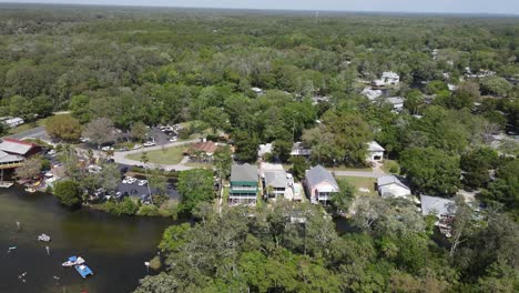 antena giratoria que muestra un ajetreado fin de semana de familiares y amigos en roger&#39;s park, weeki wachee, florida