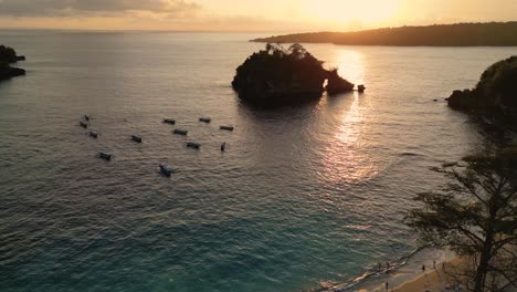 Beautiful-golden-sunset-at-Crystal-Bay-beach-in-Nusa-Penida,-Bali---Indoensia