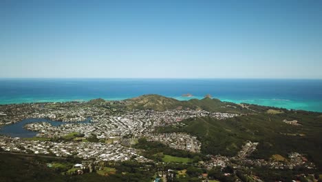 toma de drones que muestra una vista panorámica de la ciudad de kailua y la costa con las islas mokulua en la distancia