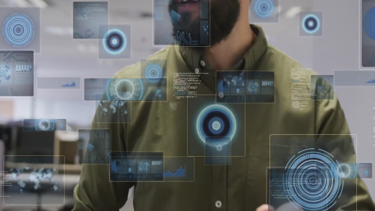 animación de procesamiento de datos con escaneo de alcance sobre hombre de negocios caucásico trabajando en la oficina.