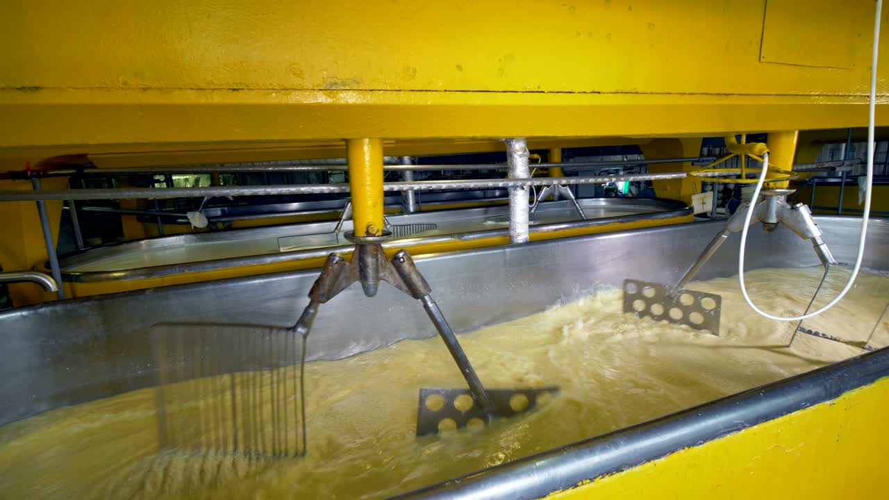 회전하는 러는 타원형 통 안에 움직입니다.