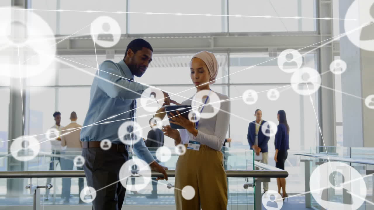 다양한 동료들이 작업에 대해 논의하는 아이콘을 가진 연결 네트워크의 애니메이션