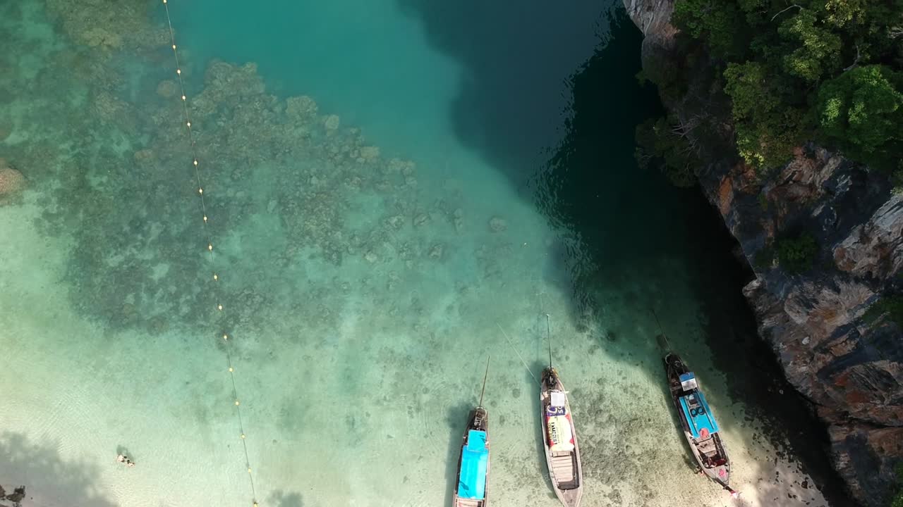 홍섬 해안의 롱테일 보트-2