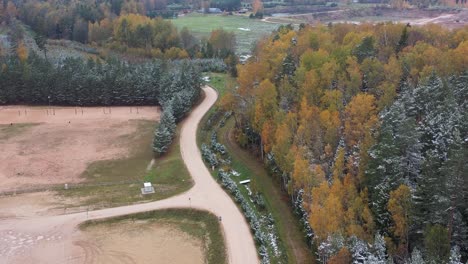 Belleza-Al-Borde-De-La-Carretera:-Un-Recorrido-Pintoresco-En-Medio-De-Un-Lago-Nevado-Y-Un-Bosque-Otoñal,-Que-Captura-Vibraciones-De-Mal-Humor